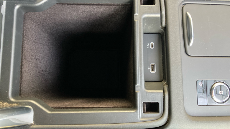 Land Rover Discovery 3.0 D300 Dynamic SE 5dr Auto Diesel Station Wagon